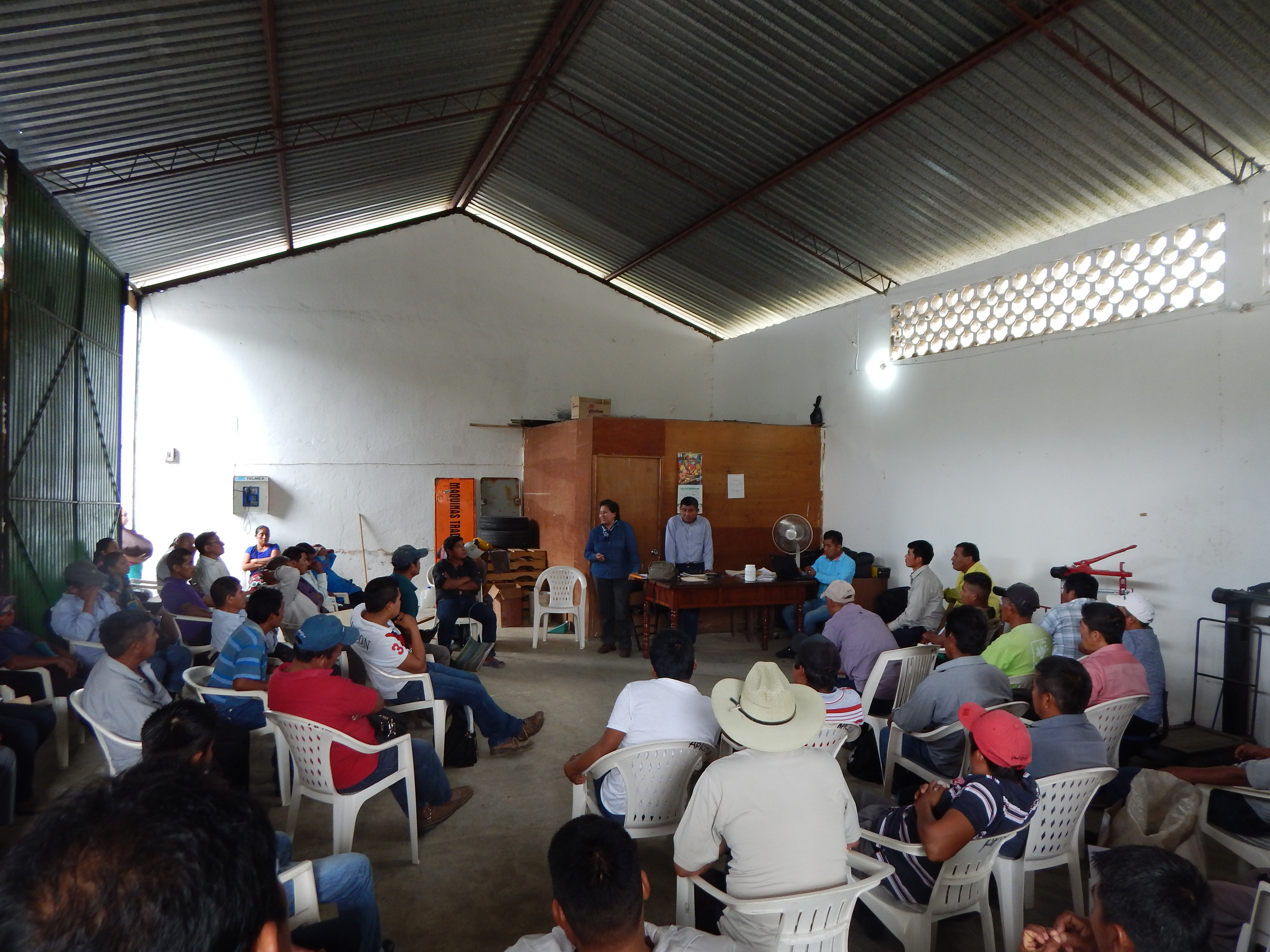 Capacitación de apicultores en bodega comunitaria